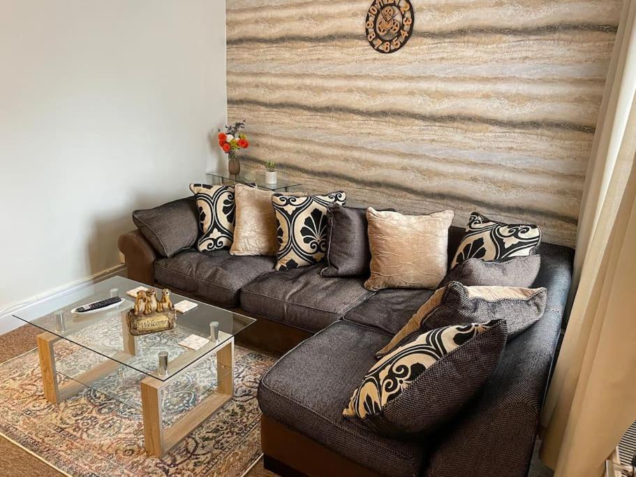Beanies Lornestreet Four Bed House Apartment Суиндън Екстериор снимка