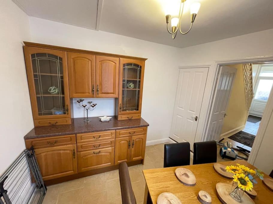 Beanies Lornestreet Four Bed House Apartment Суиндън Екстериор снимка