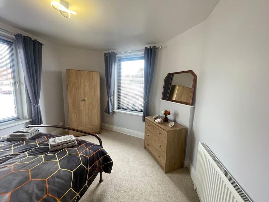 Beanies Lornestreet Four Bed House Apartment Суиндън Екстериор снимка