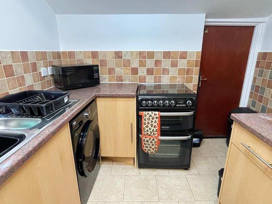 Beanies Lornestreet Four Bed House Apartment Суиндън Екстериор снимка