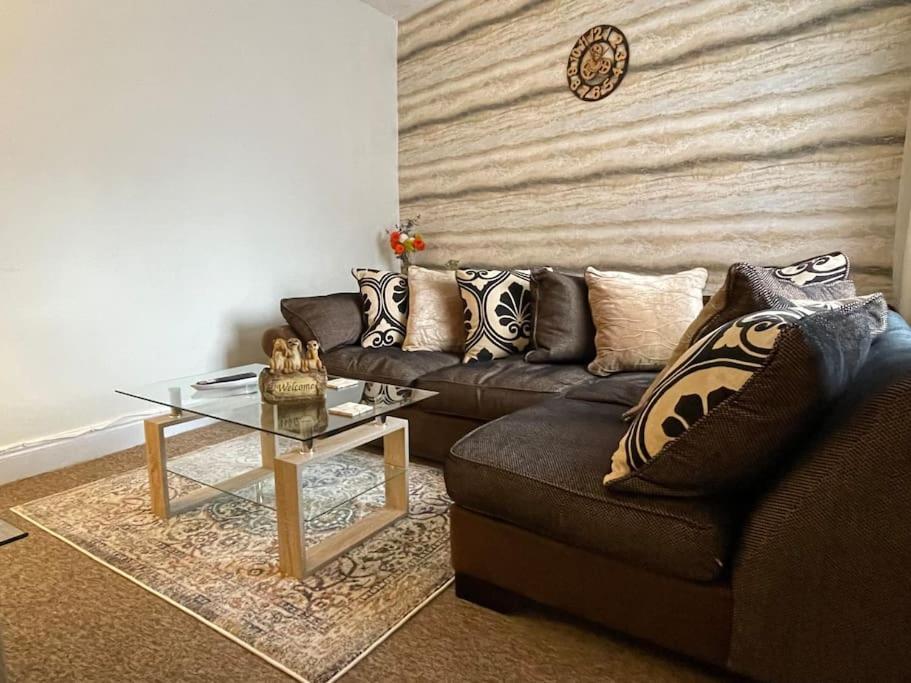 Beanies Lornestreet Four Bed House Apartment Суиндън Екстериор снимка