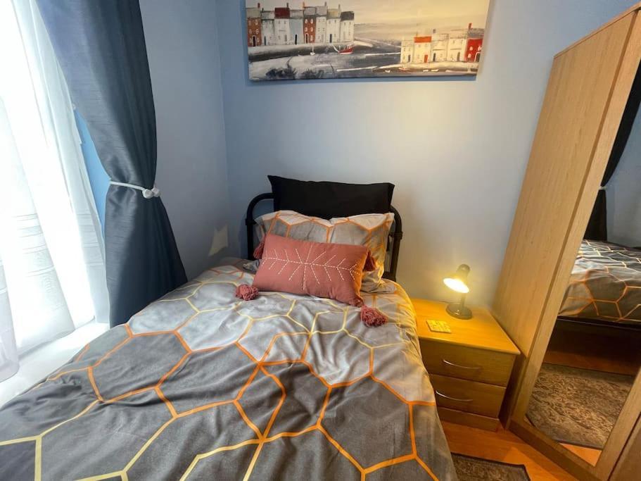 Beanies Lornestreet Four Bed House Apartment Суиндън Екстериор снимка