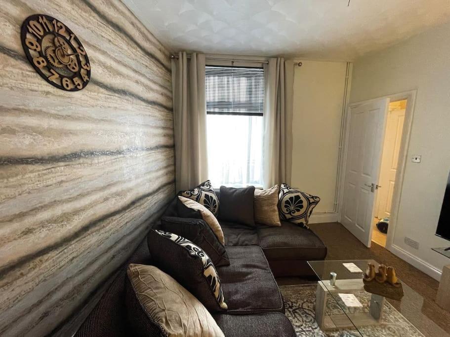 Beanies Lornestreet Four Bed House Apartment Суиндън Екстериор снимка