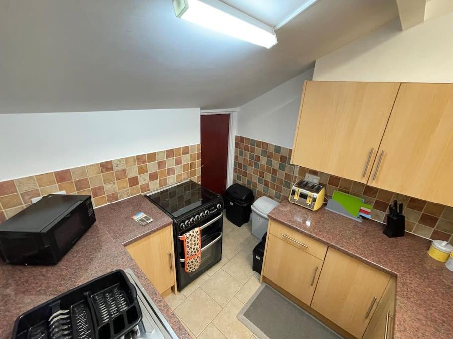 Beanies Lornestreet Four Bed House Apartment Суиндън Екстериор снимка