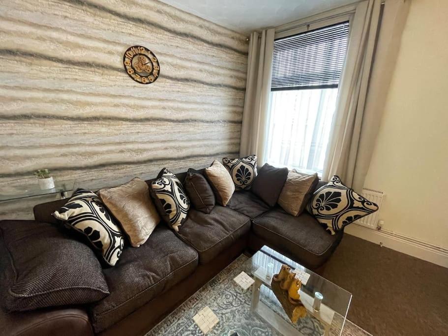 Beanies Lornestreet Four Bed House Apartment Суиндън Екстериор снимка