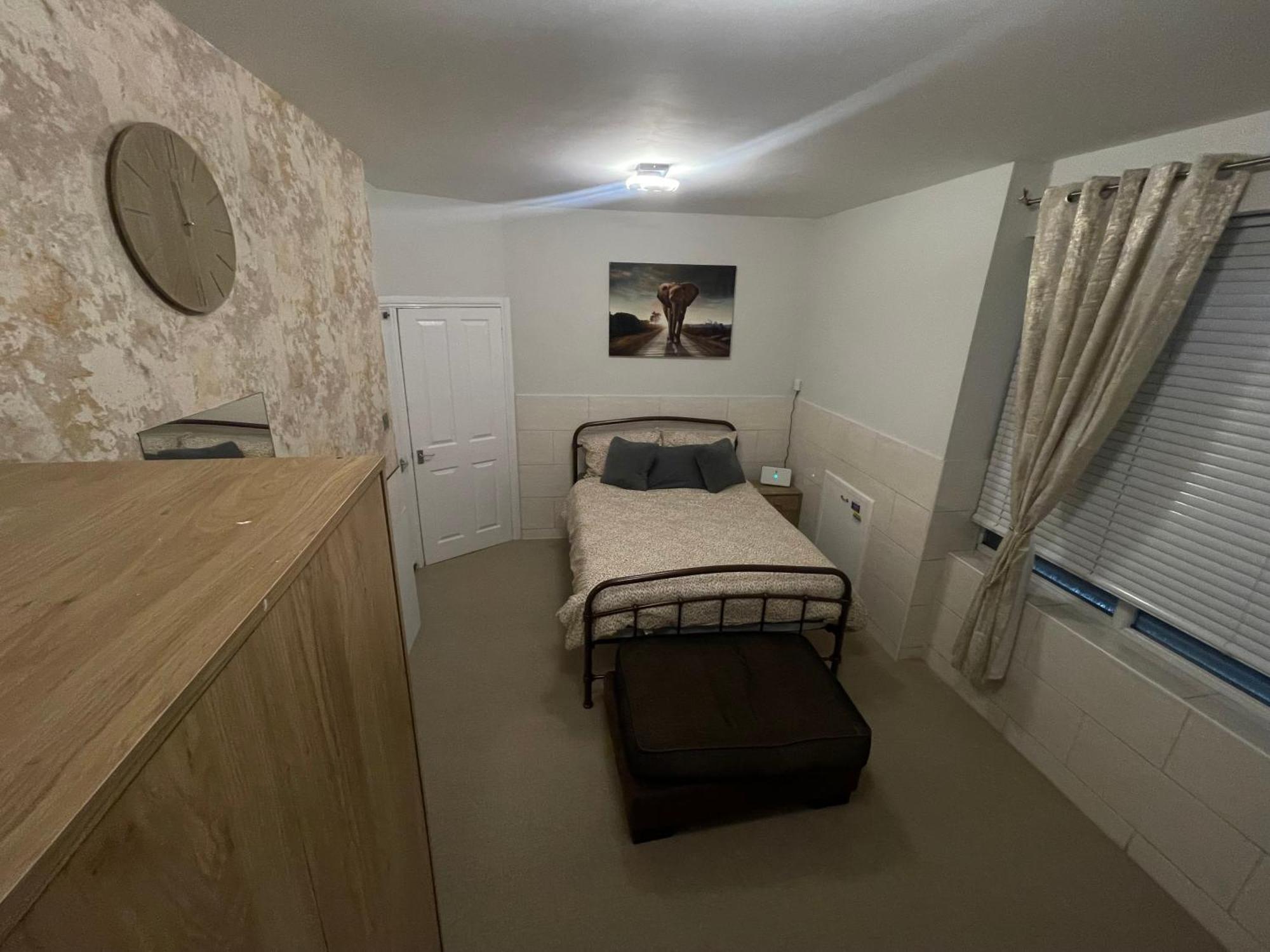 Beanies Lornestreet Four Bed House Apartment Суиндън Екстериор снимка