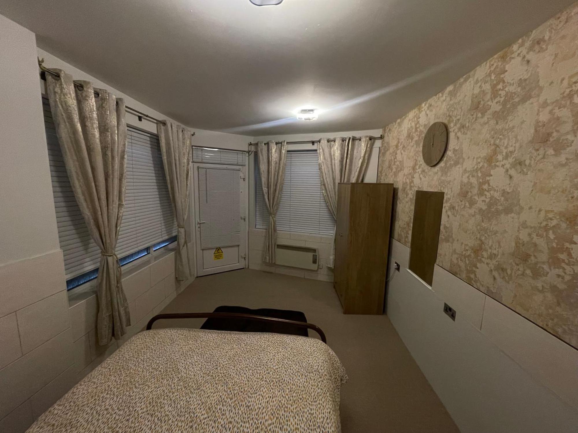 Beanies Lornestreet Four Bed House Apartment Суиндън Екстериор снимка