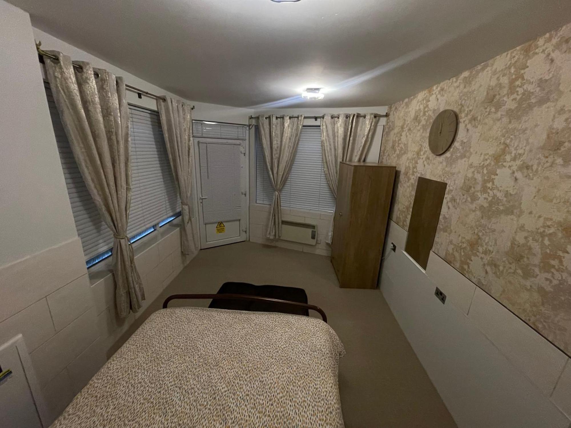 Beanies Lornestreet Four Bed House Apartment Суиндън Екстериор снимка