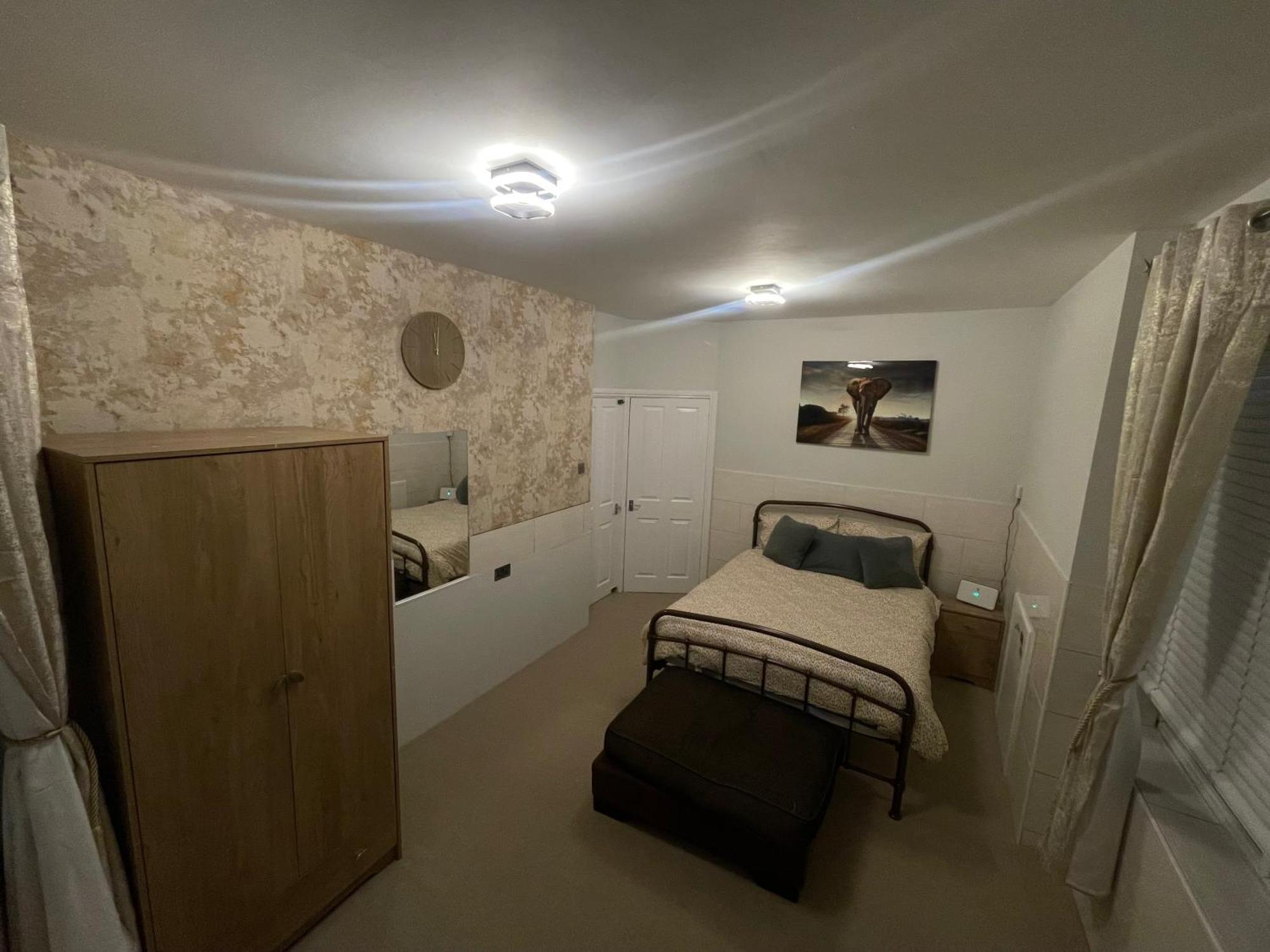 Beanies Lornestreet Four Bed House Apartment Суиндън Екстериор снимка