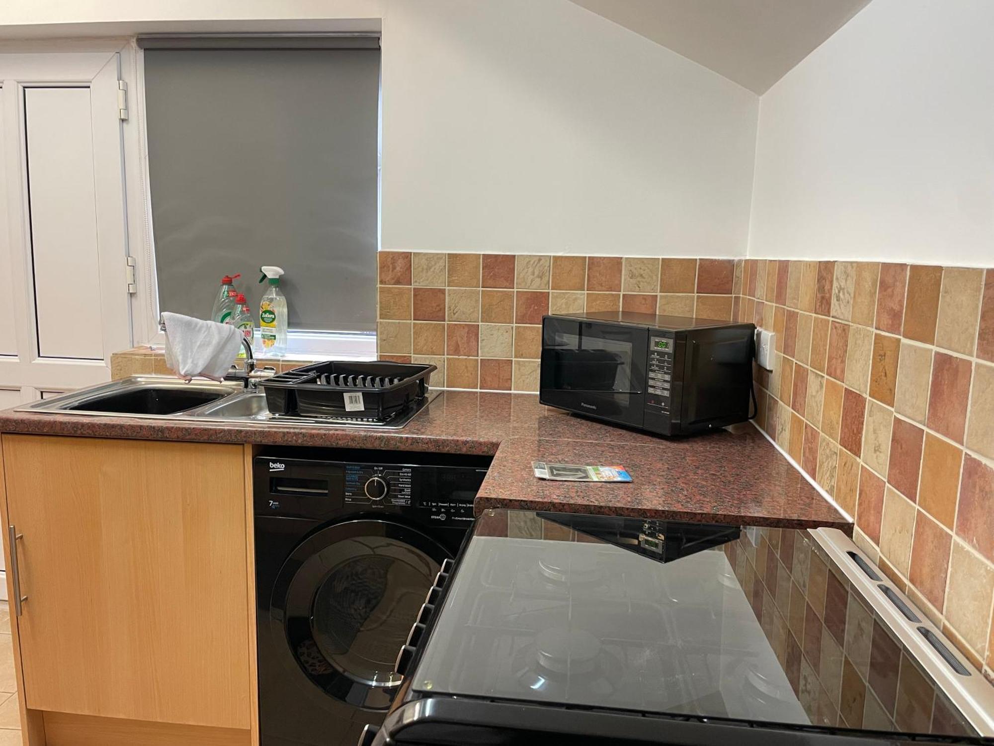 Beanies Lornestreet Four Bed House Apartment Суиндън Екстериор снимка