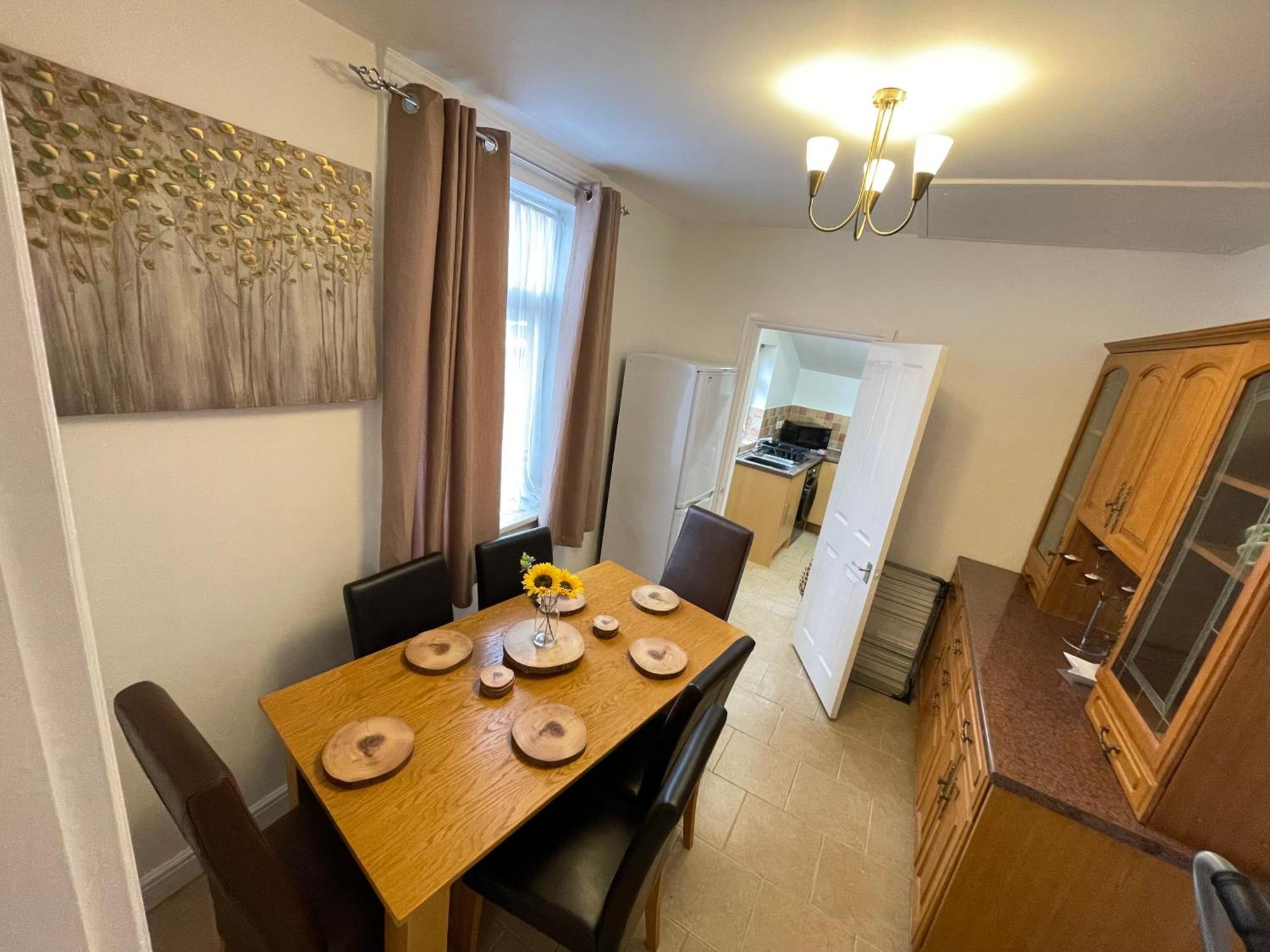 Beanies Lornestreet Four Bed House Apartment Суиндън Екстериор снимка