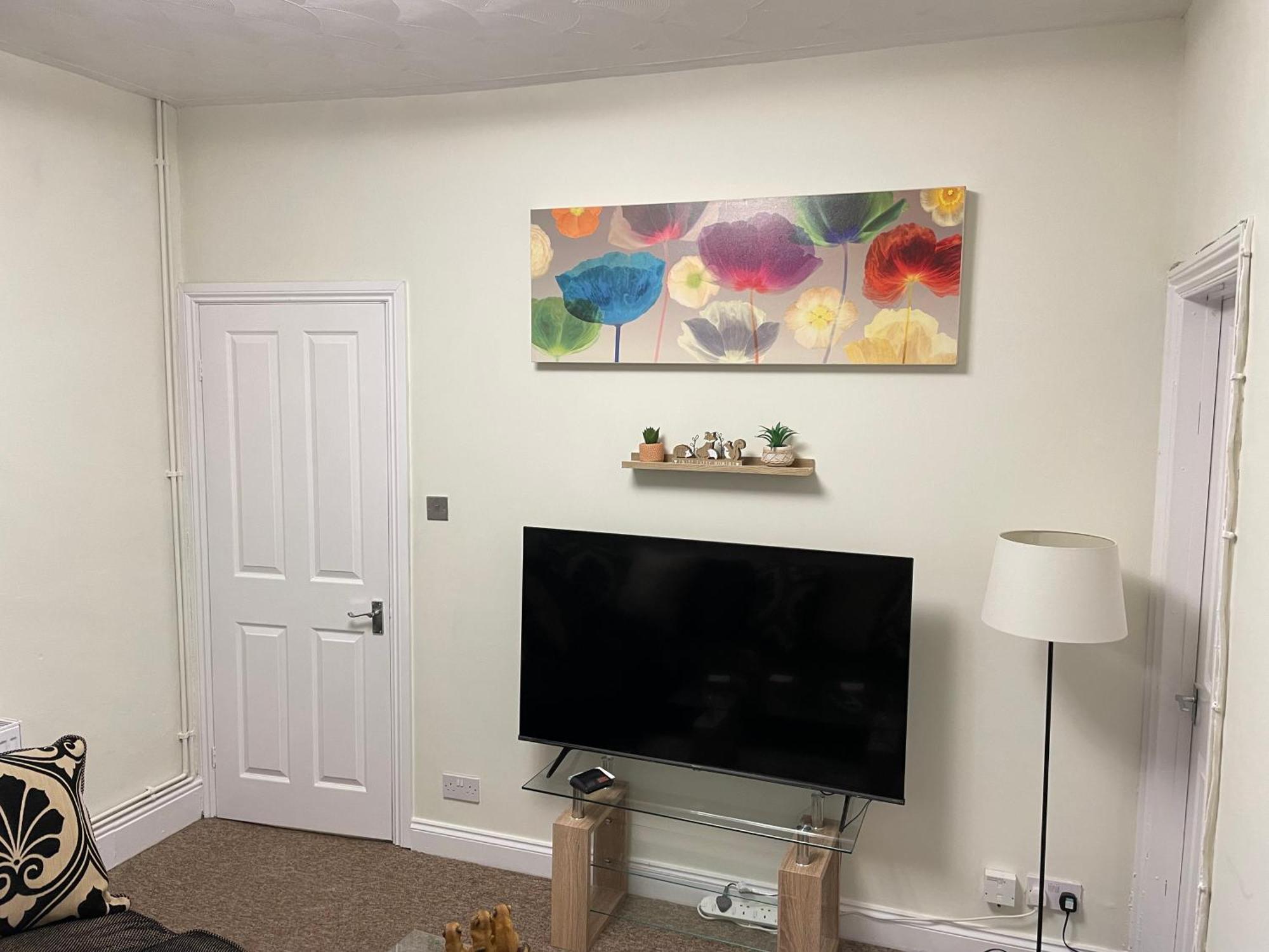 Beanies Lornestreet Four Bed House Apartment Суиндън Екстериор снимка