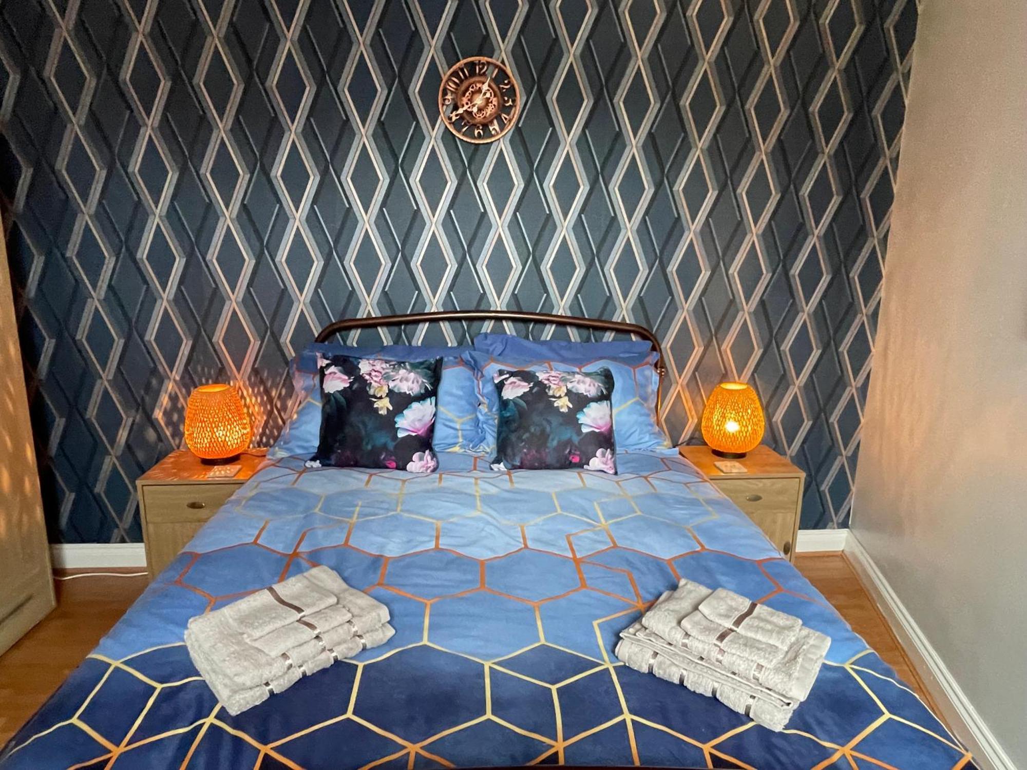 Beanies Lornestreet Four Bed House Apartment Суиндън Екстериор снимка