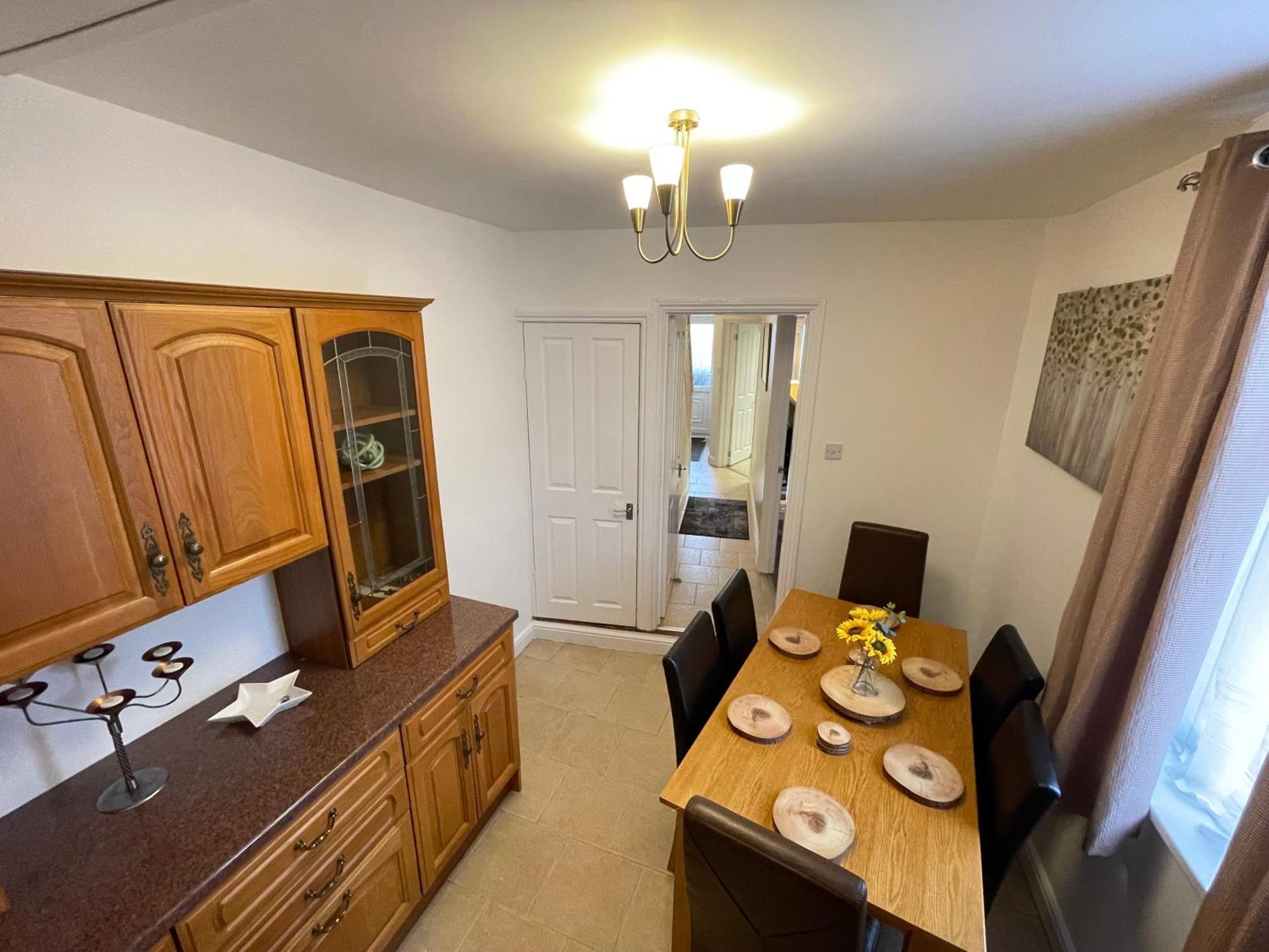 Beanies Lornestreet Four Bed House Apartment Суиндън Екстериор снимка