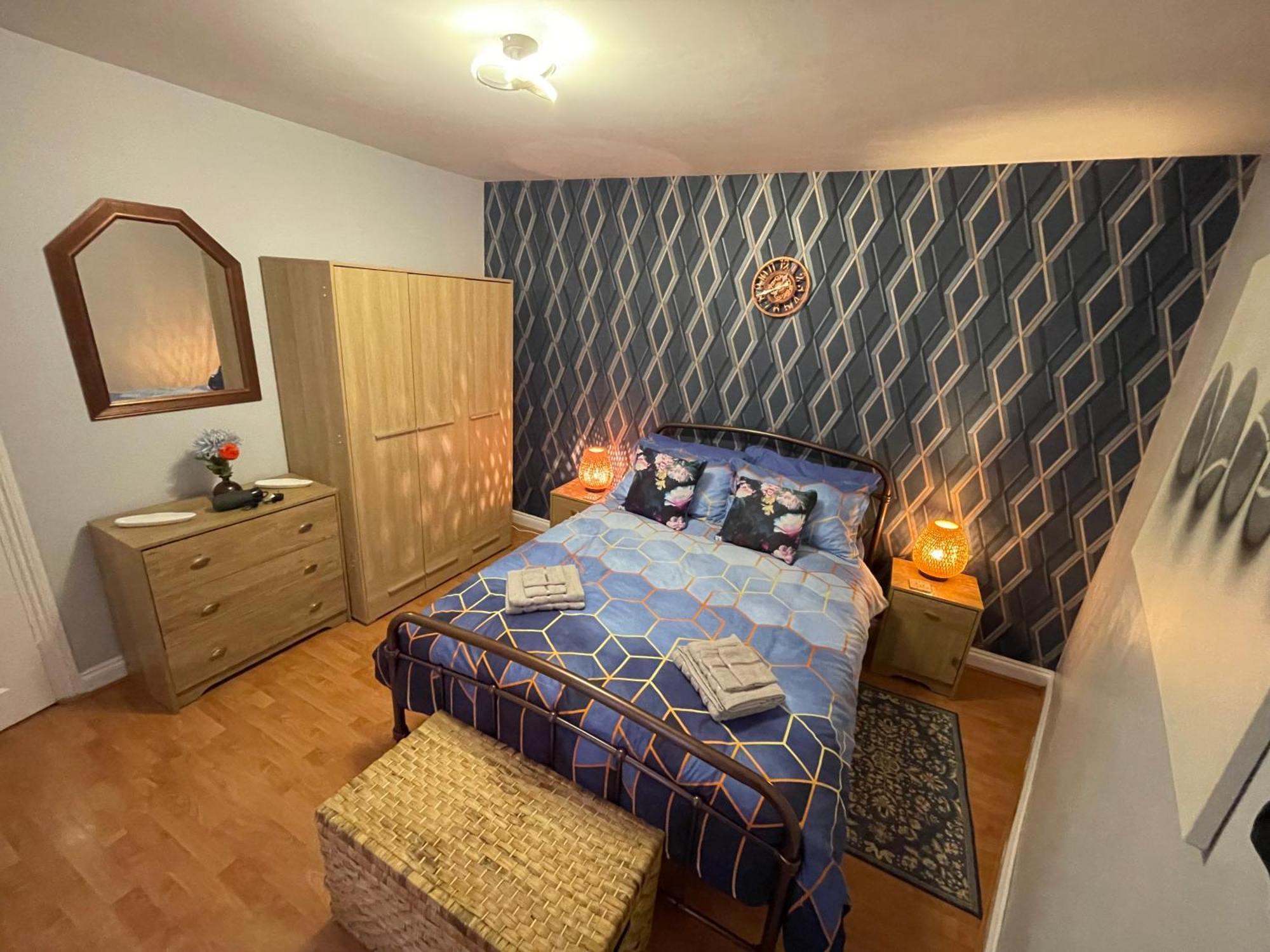 Beanies Lornestreet Four Bed House Apartment Суиндън Екстериор снимка