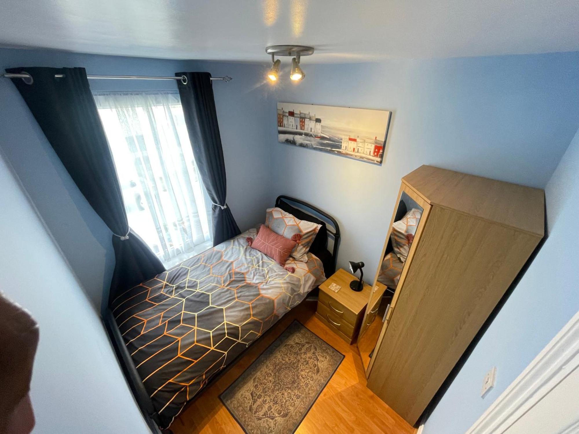 Beanies Lornestreet Four Bed House Apartment Суиндън Екстериор снимка