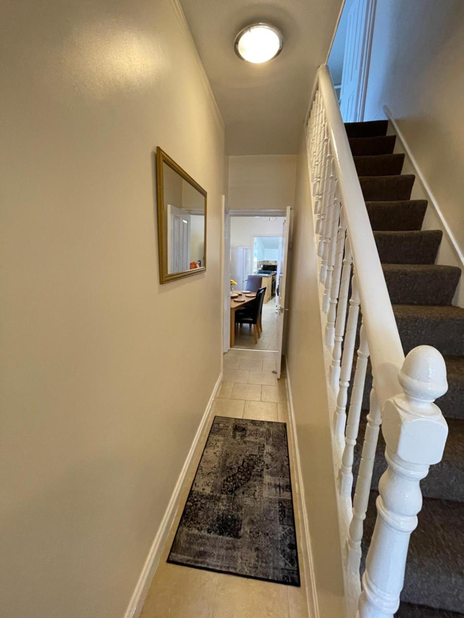 Beanies Lornestreet Four Bed House Apartment Суиндън Екстериор снимка
