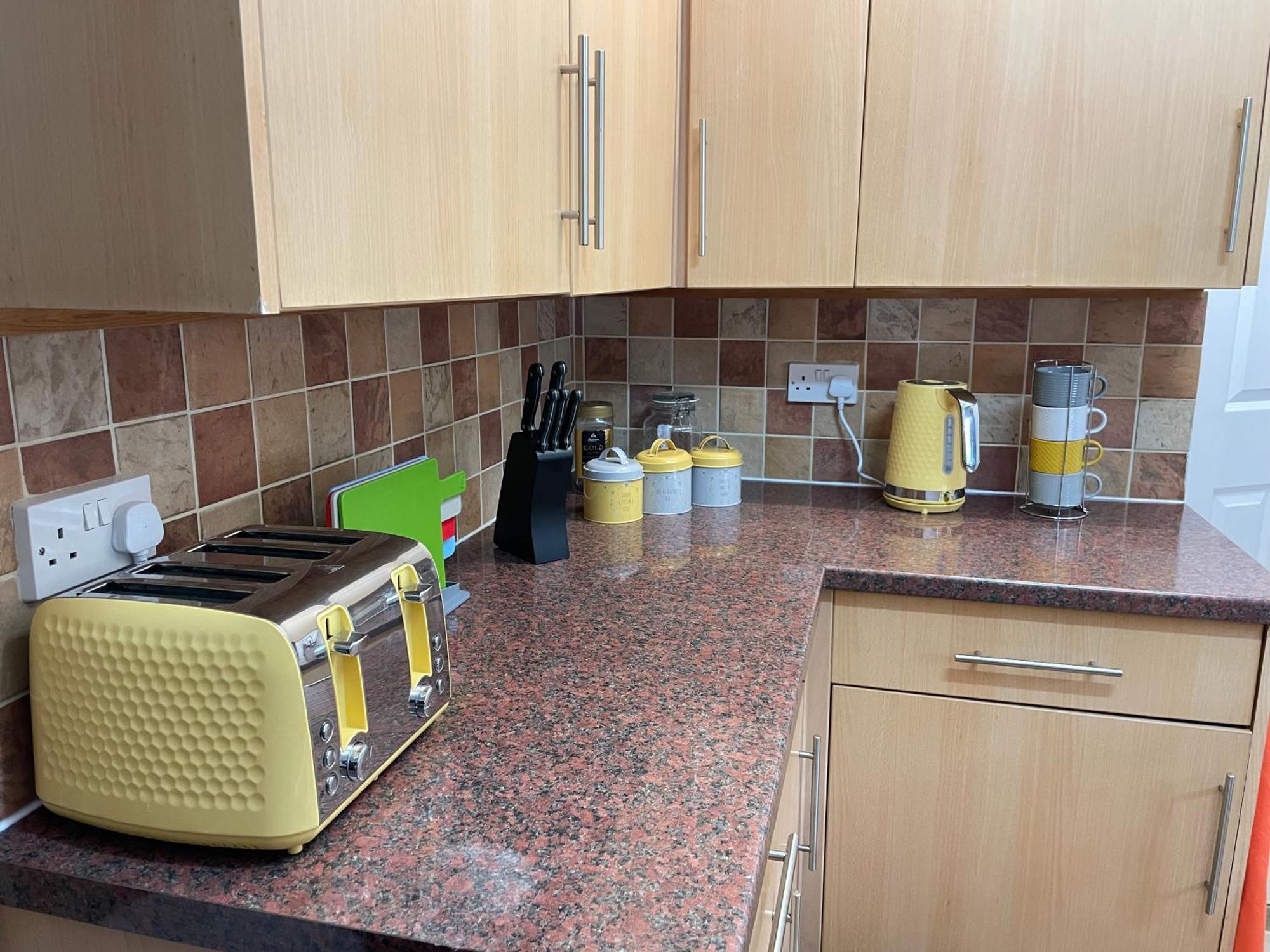 Beanies Lornestreet Four Bed House Apartment Суиндън Екстериор снимка